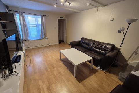 3 bedroom terraced house to rent, Gedling Close, Northampton NN3