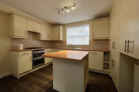 3 bedroom flat to rent, Fazeley Close, Solihull, West Midlands, B91