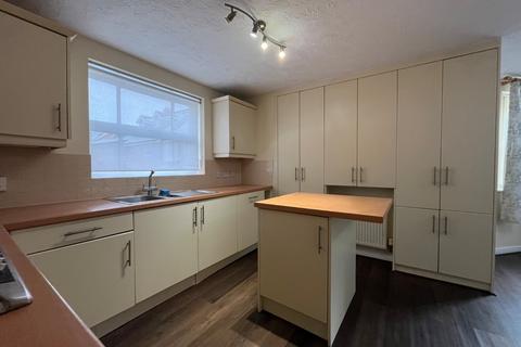 3 bedroom flat to rent, Fazeley Close, Solihull, West Midlands, B91