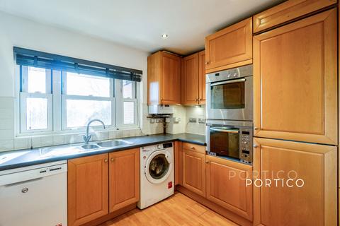 2 bedroom flat to rent, Manor Road, Chigwell, IG7