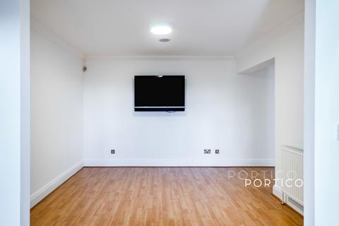 2 bedroom flat to rent, Manor Road, Chigwell, IG7