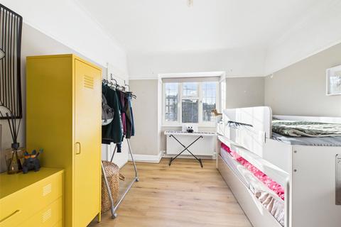 2 bedroom apartment to rent, Kelvin Drive, St Margarets