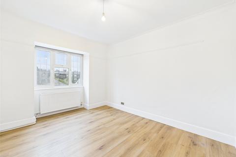 2 bedroom apartment to rent, Kelvin Drive, St Margarets