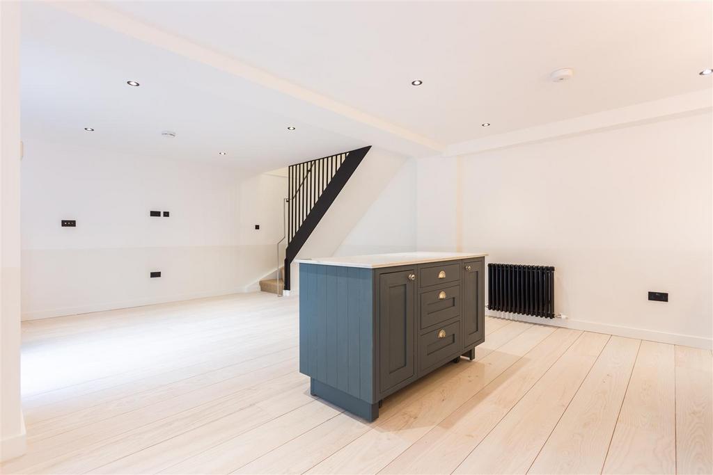 MB number 11 fonthill mews 34.jpg