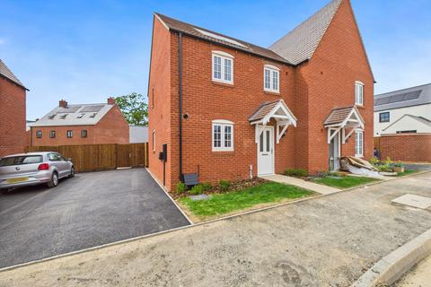3 bedroom semi-detached house to rent, Colchester Crescent, Towcester, NN12