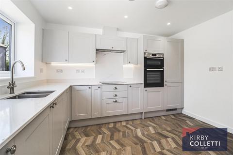 3 bedroom detached house for sale, Fourfields Drive, Cheshunt