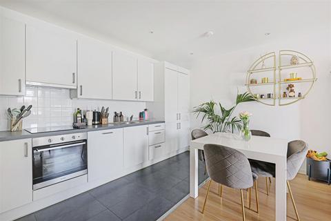 2 bedroom apartment for sale, Miles Road, London N8