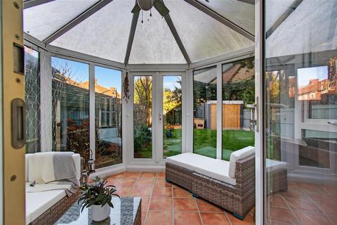 3 bedroom semi-detached house for sale, Middleham Avenue, York