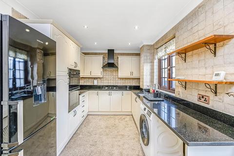 3 bedroom semi-detached house to rent, Hatfields, Loughton
