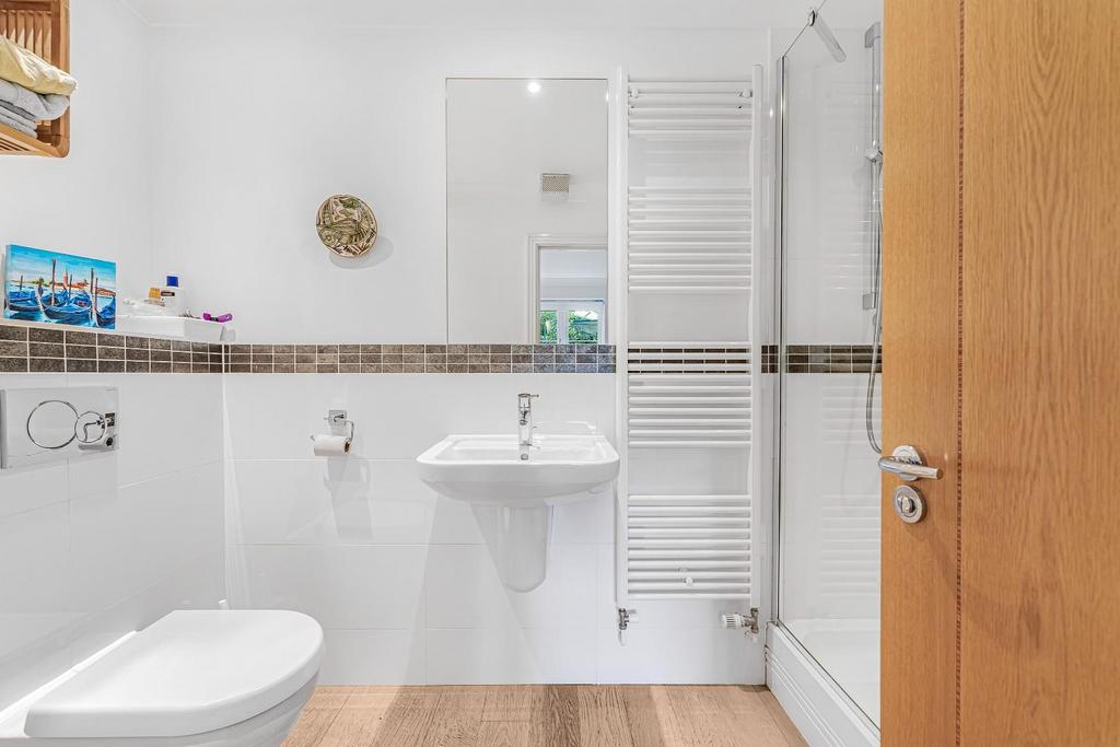 Principal bedroom en suite.jpg
