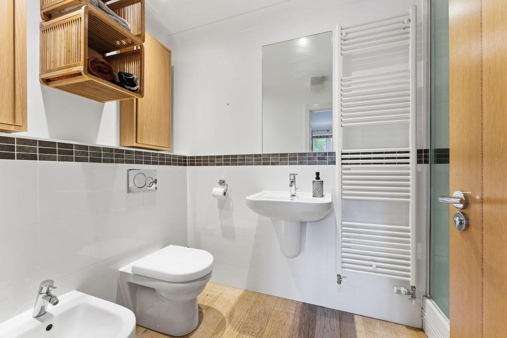 MASTER EN-SUITE.jpg