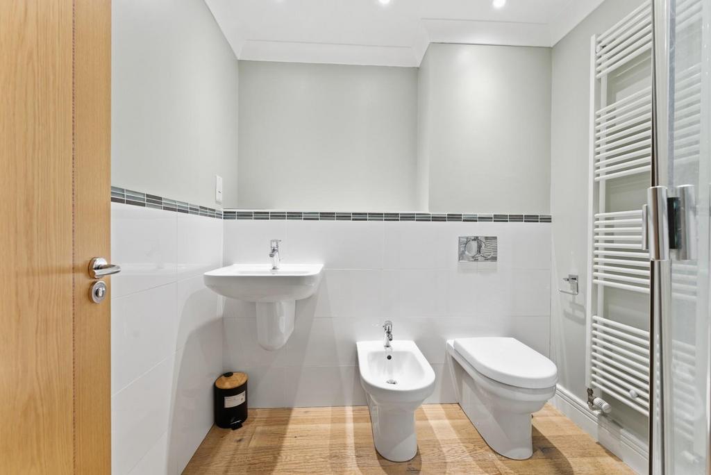 BEROOM 2 EN-SUITE.jpg