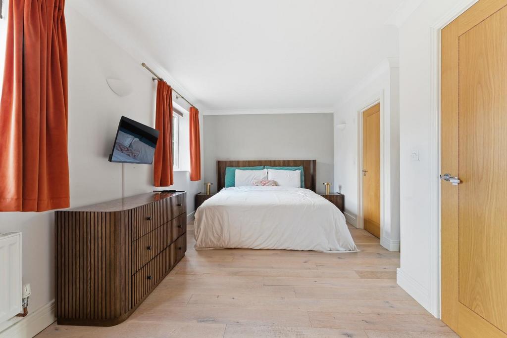 BEDROOM 2 or GUEST BEDROOM.jpg