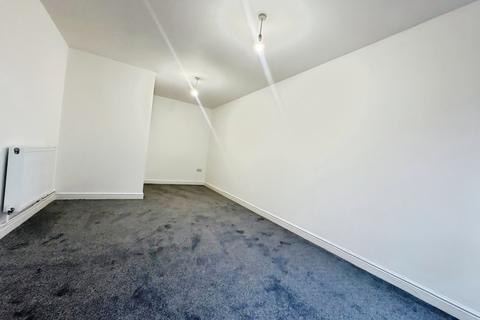 3 bedroom semi-detached house to rent, Conway Close, Nottingham NG3