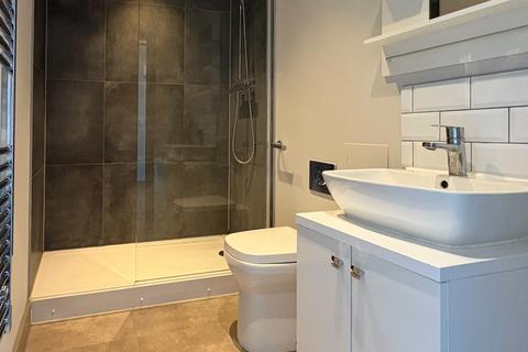 Studio to rent, Week Street