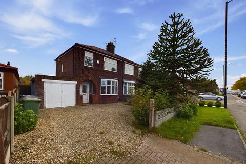 3 bedroom semi-detached house to rent, Mosley Common Road, Manchester M28