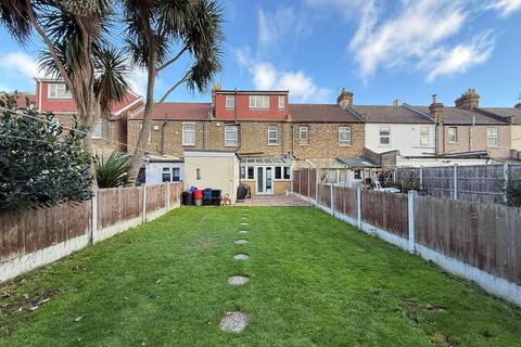 4 bedroom terraced house for sale, Highbury Gardens, Seven Kings
