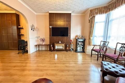4 bedroom terraced house for sale, Highbury Gardens, Seven Kings