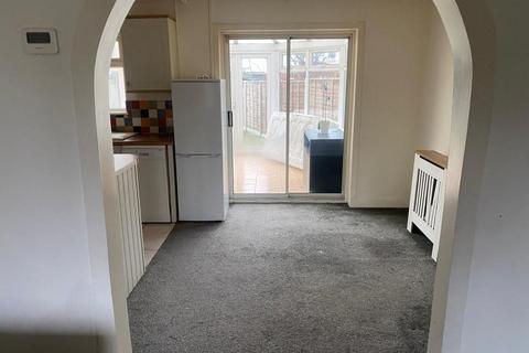 3 bedroom semi-detached house to rent, Benbow Waye, 30