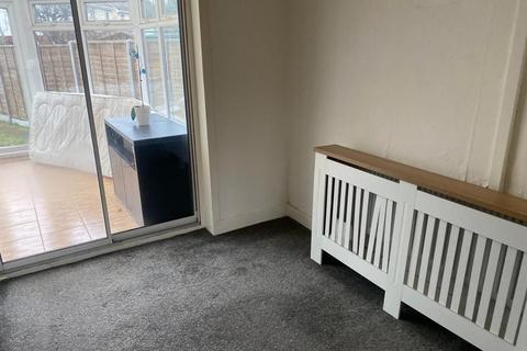 3 bedroom semi-detached house to rent, Benbow Waye, 30