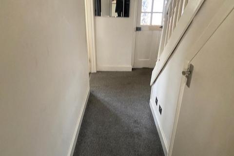 3 bedroom semi-detached house to rent, Benbow Waye, 30