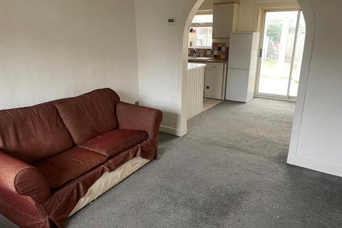 3 bedroom semi-detached house to rent, Benbow Waye, 30