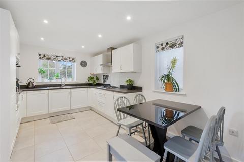 4 bedroom detached house for sale, Woodlands Close, Merstham RH1