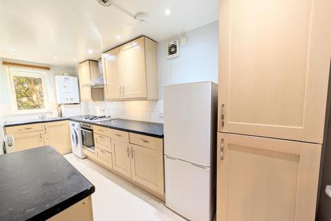 2 bedroom flat to rent, Stratfield Road, Slough