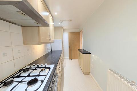 2 bedroom flat to rent, Stratfield Road, Slough