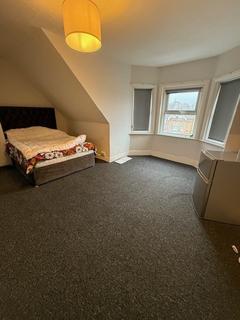 1 bedroom in a flat share to rent, Holdenhurst Road, Bournemouth, BH8