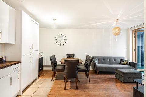 2 bedroom apartment to rent, oberon court, London, E6