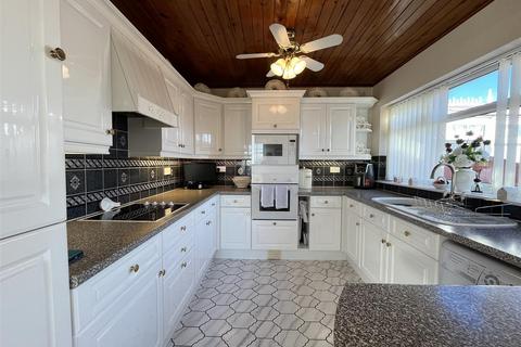 3 bedroom semi-detached house for sale, Sherwood Close, Dewsbury WF13