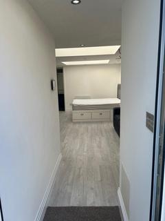 Studio to rent, Riverside Walk, Isleworth TW7