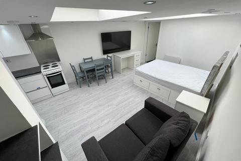 Studio to rent, Riverside Walk, Isleworth TW7