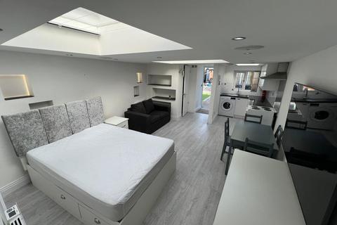 Studio to rent, Riverside Walk, Isleworth TW7