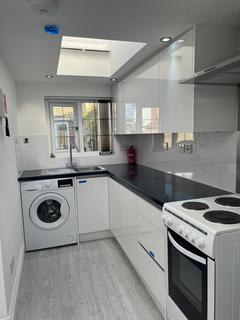 Studio to rent, Riverside Walk, Isleworth TW7