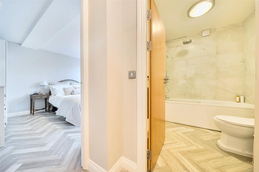 Bedroom/Bathroom