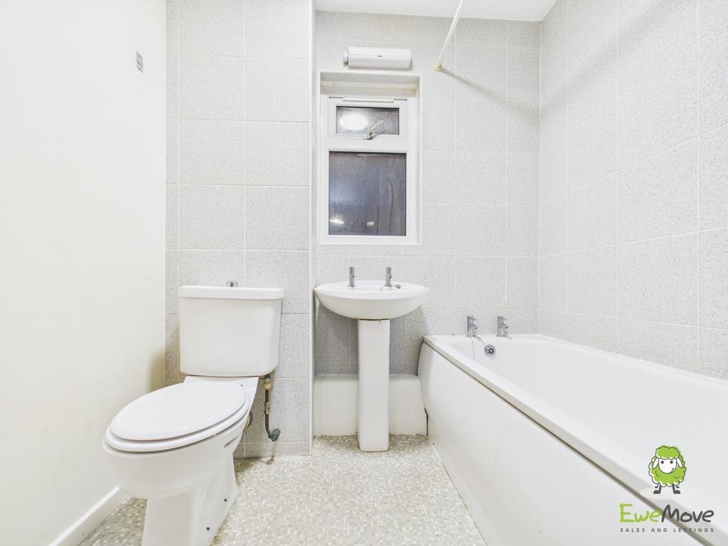 Ewe Move Basingstoke Flaxfield Court Bathroom