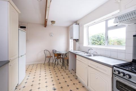 2 bedroom house to rent, Raymond Crescent, Guildford, GU2