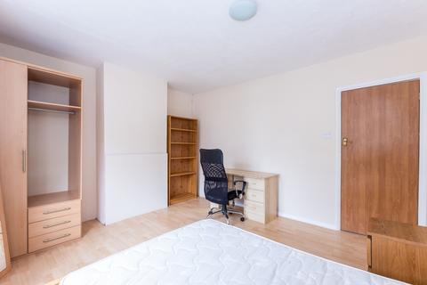 2 bedroom house to rent, Raymond Crescent, Guildford, GU2