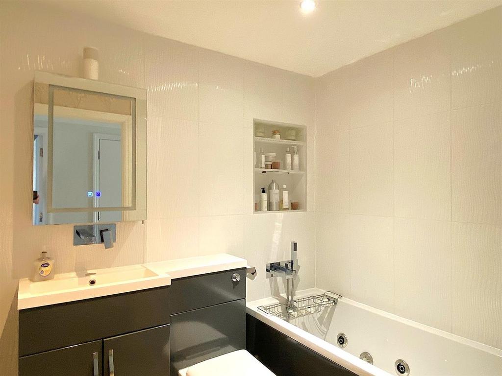 3 Jasmine Way - Bathroom.jpg