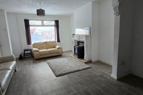 4 bedroom semi-detached house to rent, Lane Avenue, Walsall