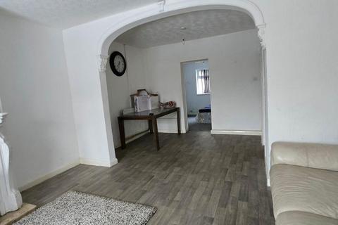 4 bedroom semi-detached house to rent, Lane Avenue, Walsall