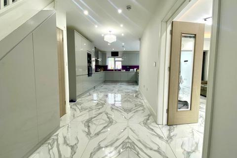 5 bedroom semi-detached house to rent, Croydon CR0
