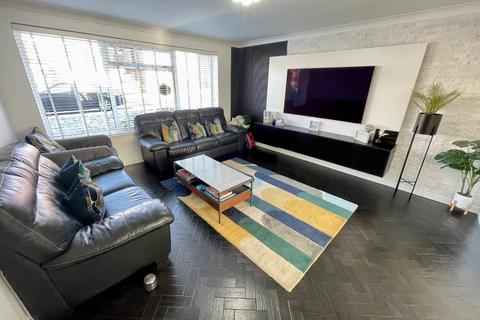 4 bedroom detached house for sale, Old Bedford Road, Luton, LU2 7BY