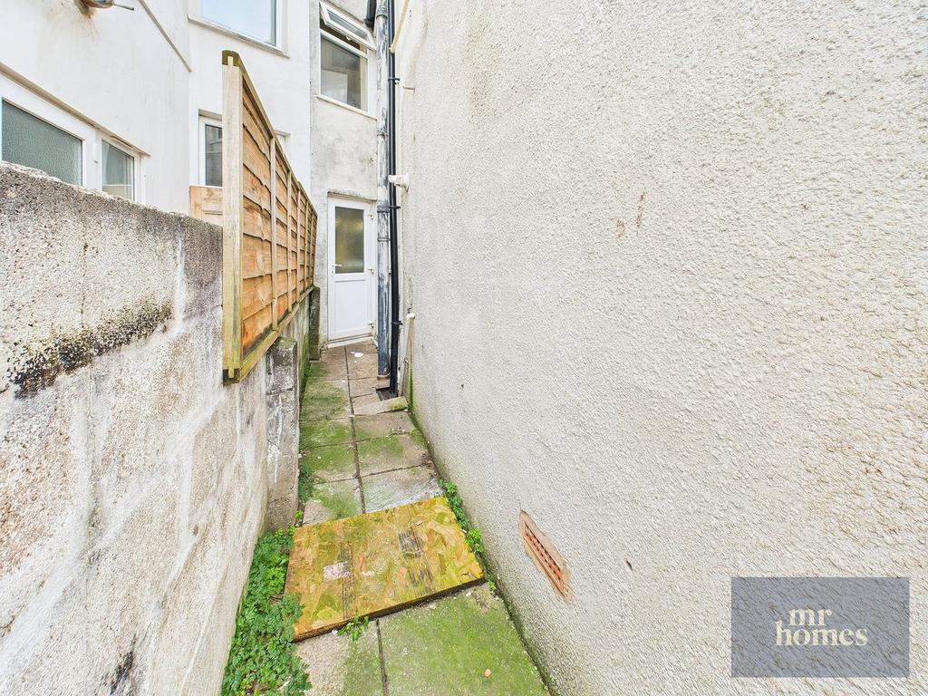 Ground Floor Flat Rear Garden