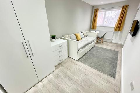 1 bedroom house of multiple occupation to rent, Garden Close, Ashford TW15