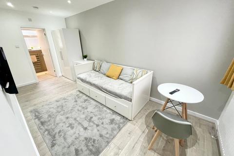 1 bedroom house of multiple occupation to rent, Garden Close, Ashford TW15