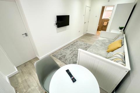1 bedroom house of multiple occupation to rent, Garden Close, Ashford TW15