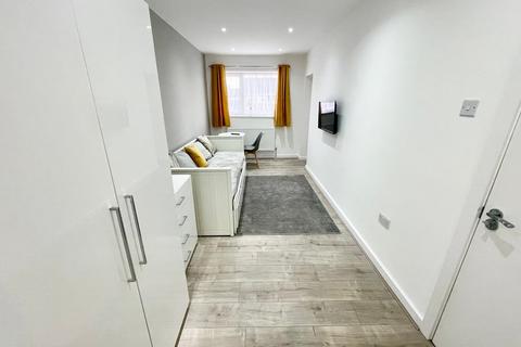 1 bedroom house of multiple occupation to rent, Garden Close, Ashford TW15